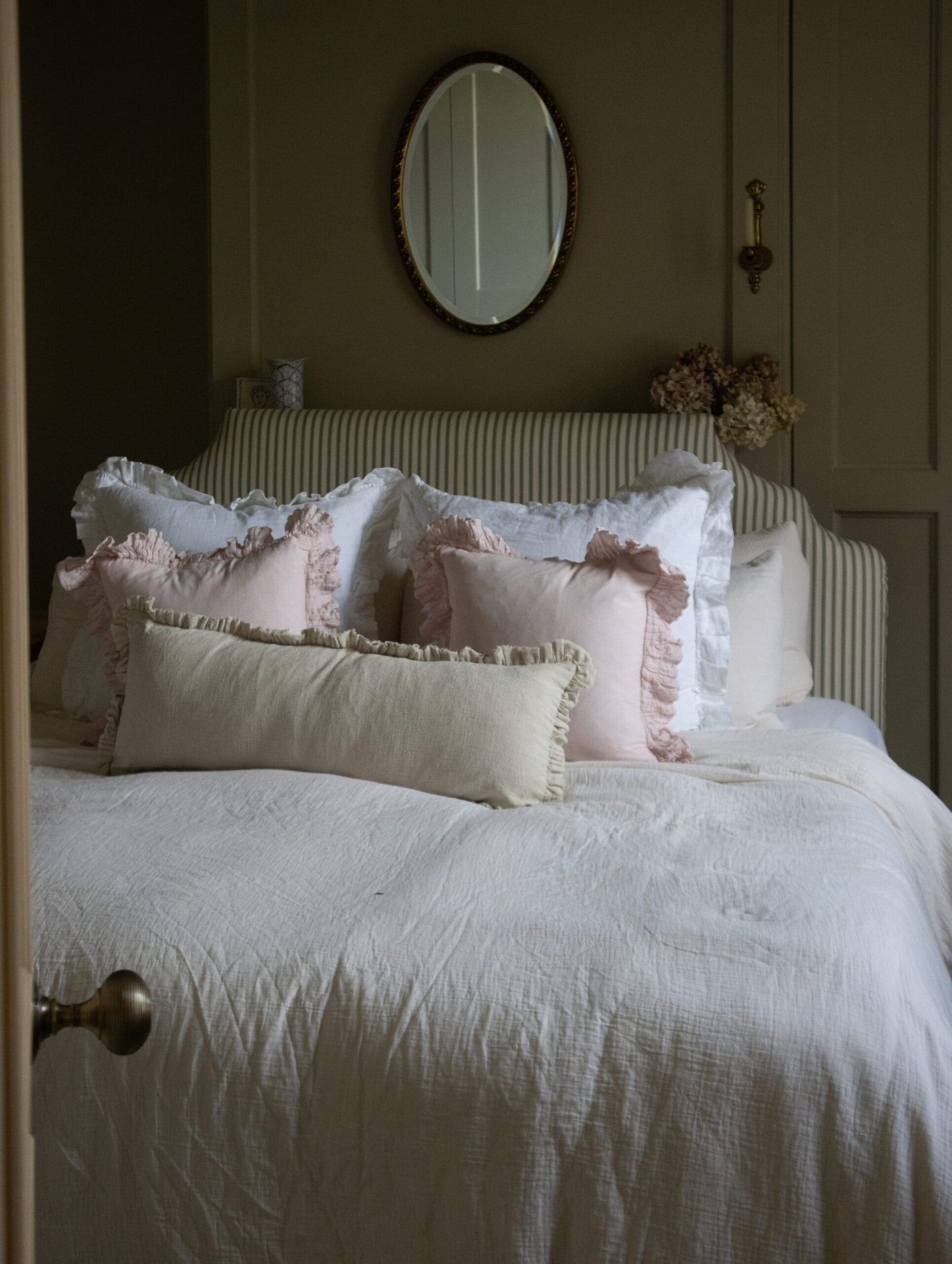 How To Choose The Right Cushions For Your Home