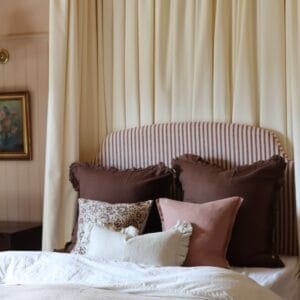 how to arrange cushions on a queen size bed?