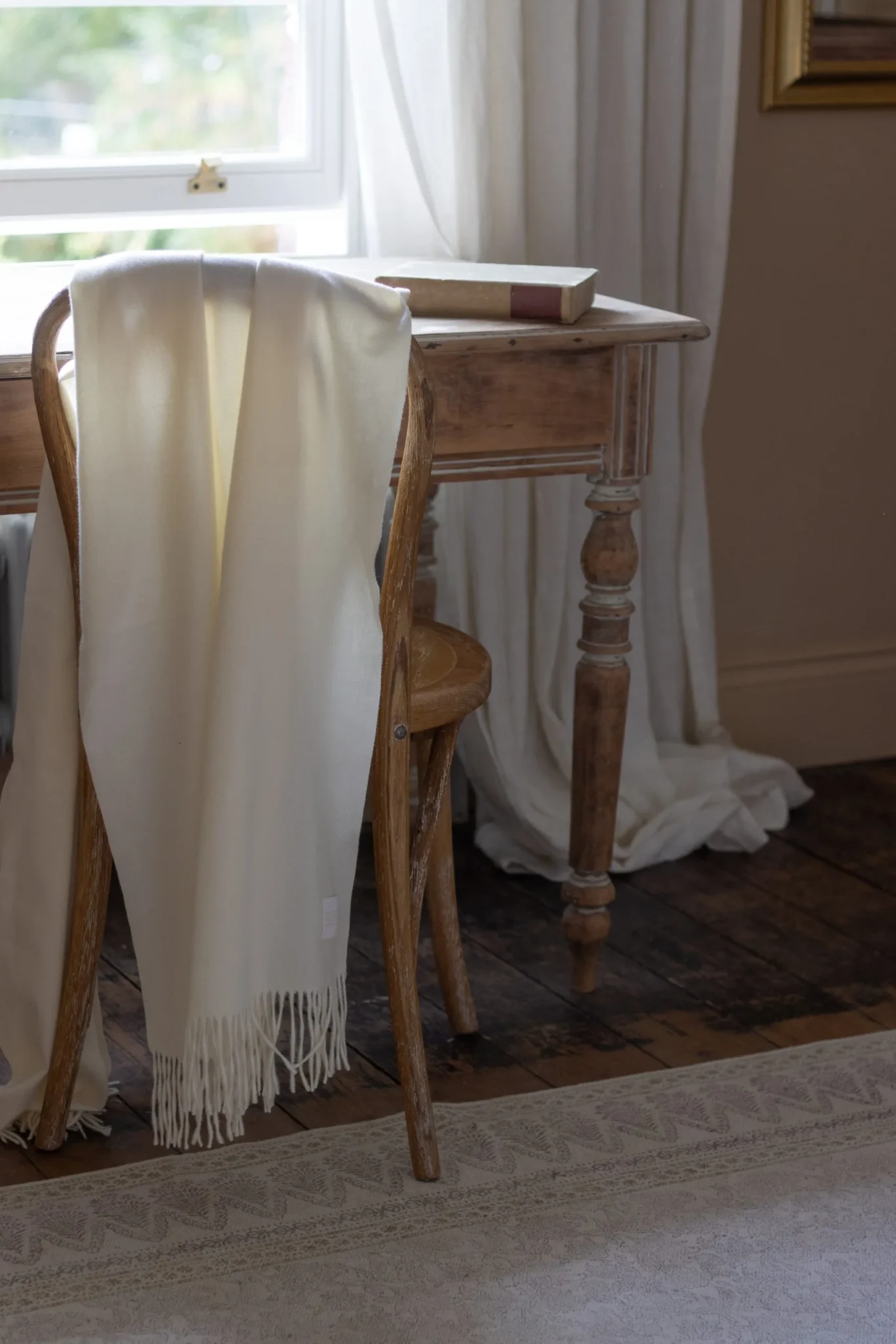 della cream decorative throw