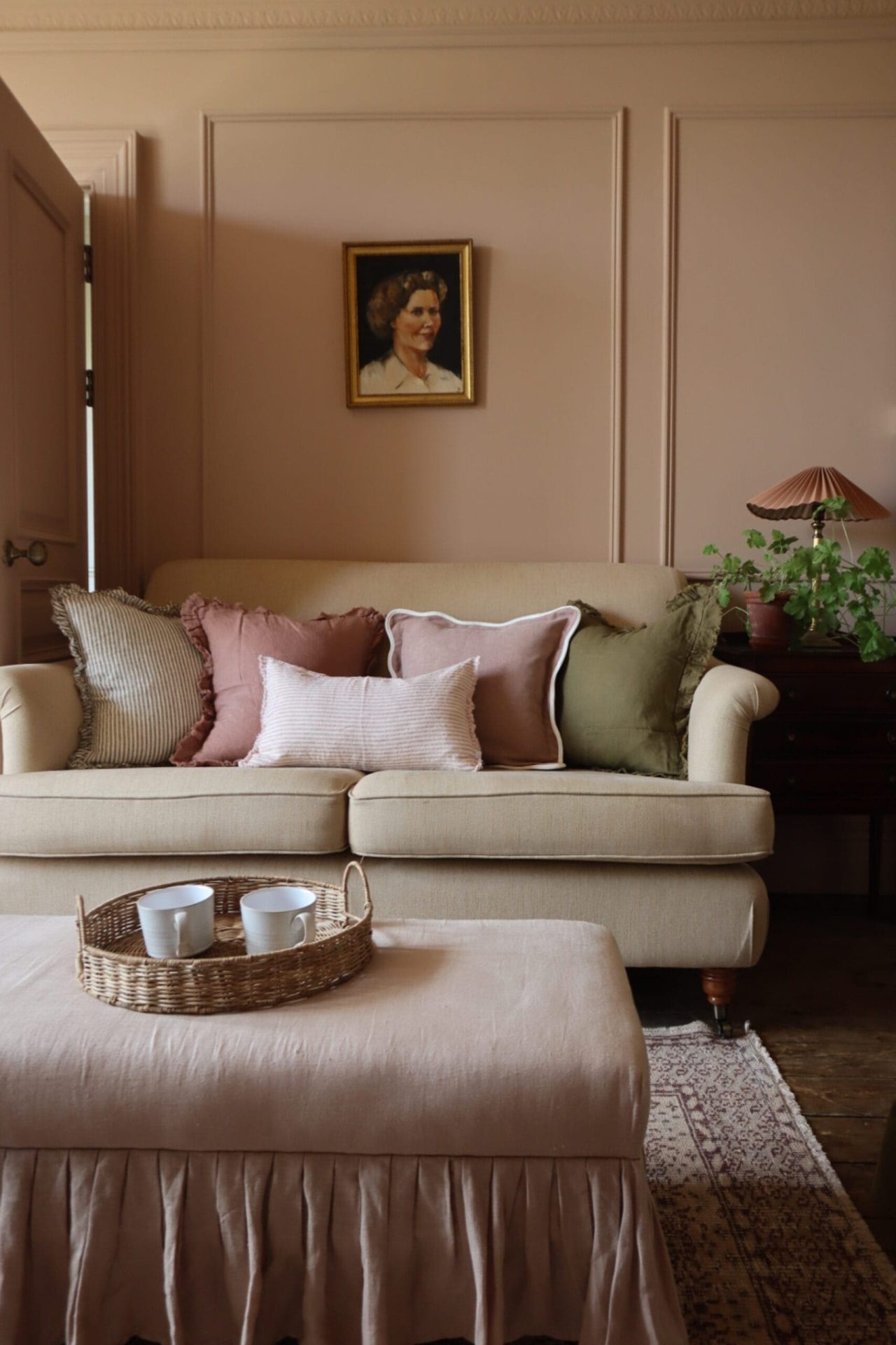 What colour cushions go with a taupe sofa