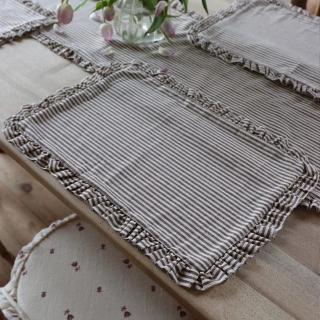 Set of 4 Dark Brown Stripe Ruffle Placemats